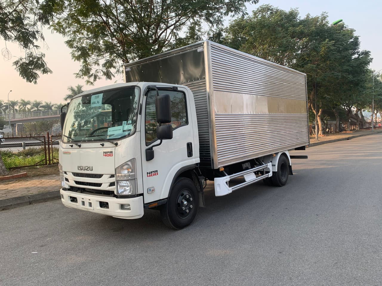 Xe tải Isuzu NPR 400 thùng kín 3.5 tấn 2026 - Isuzu Thăng Long