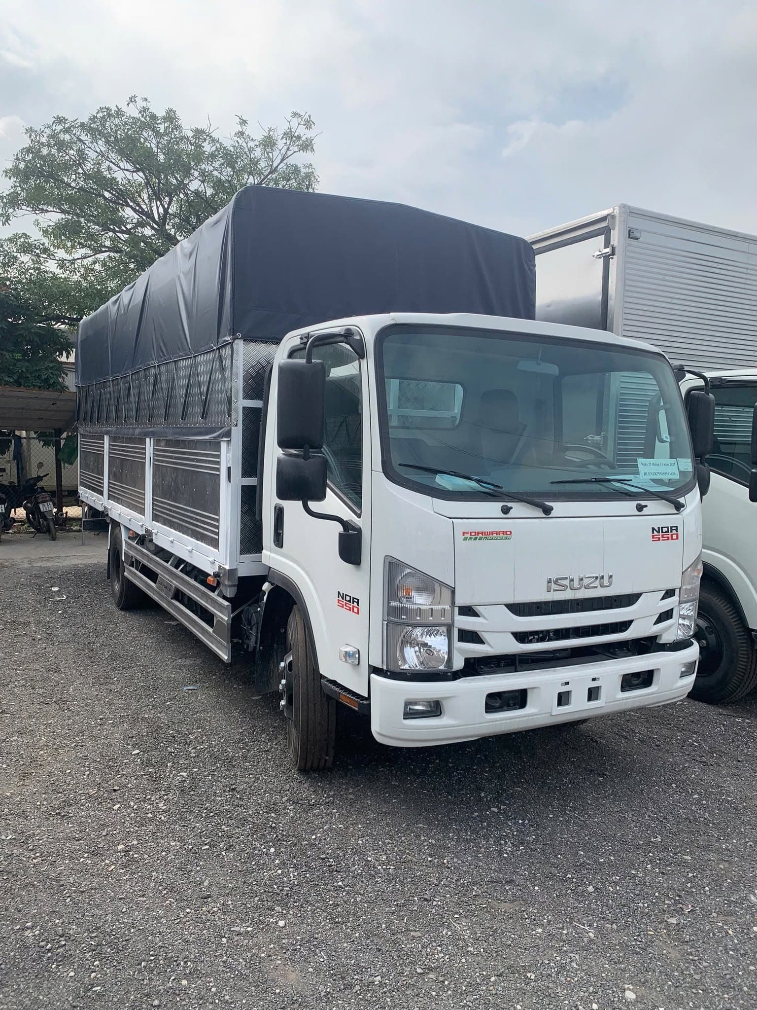 Xe tải Isuzu NQR 550 thùng bạt 5.3 tấn 2026 - Isuzu Thăng Long
