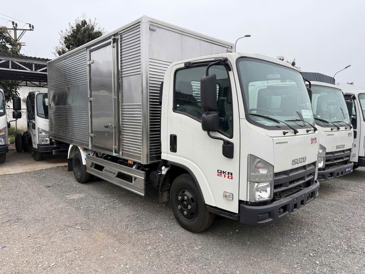 Xe tải Isuzu QKR 210 thùng kín 2 tấn 2026 - Isuzu Thăng Long
