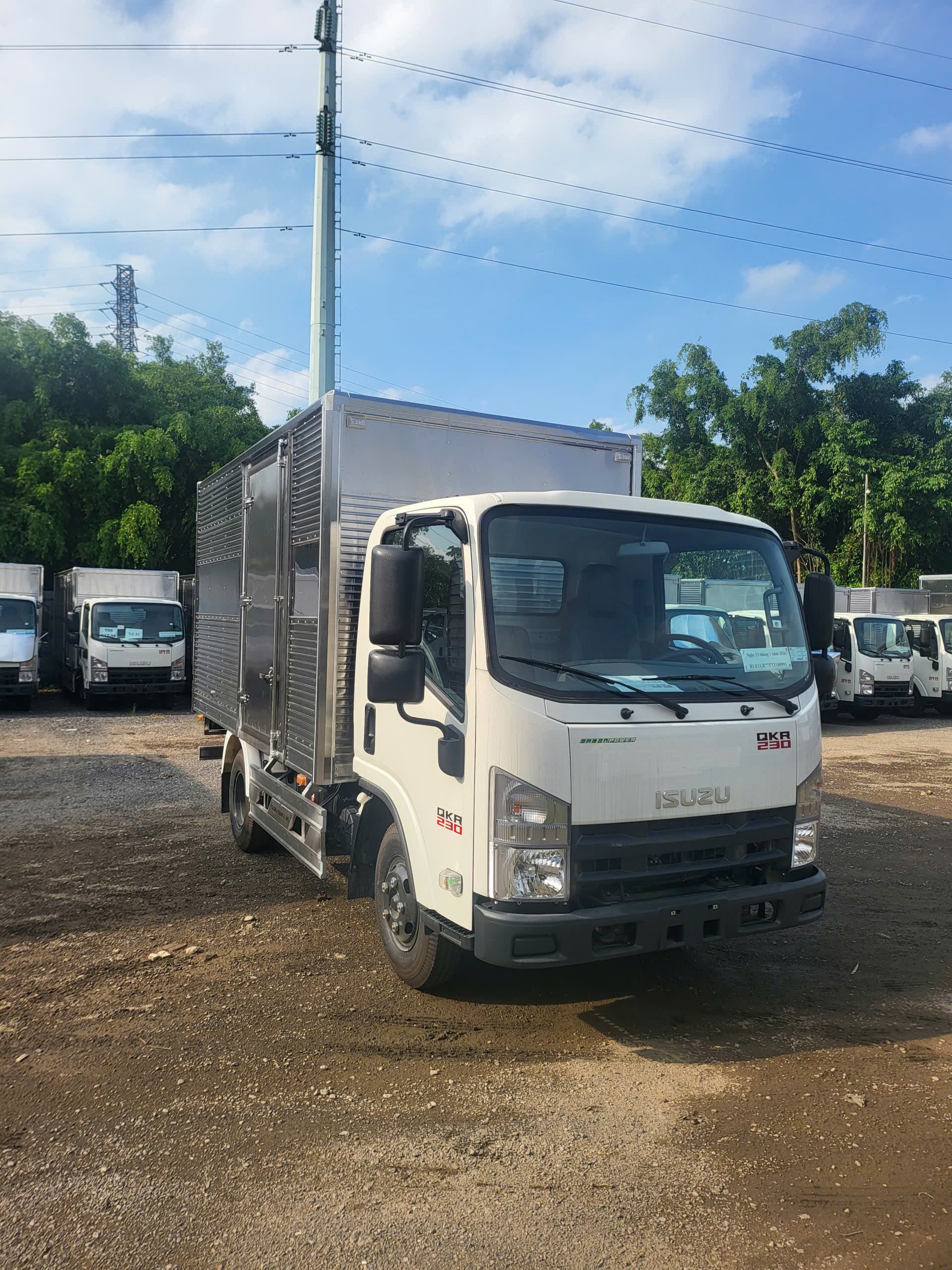 Xe tải Isuzu QKR 230 thùng kín 2.1 tấn 2026 - Isuzu Thăng Long