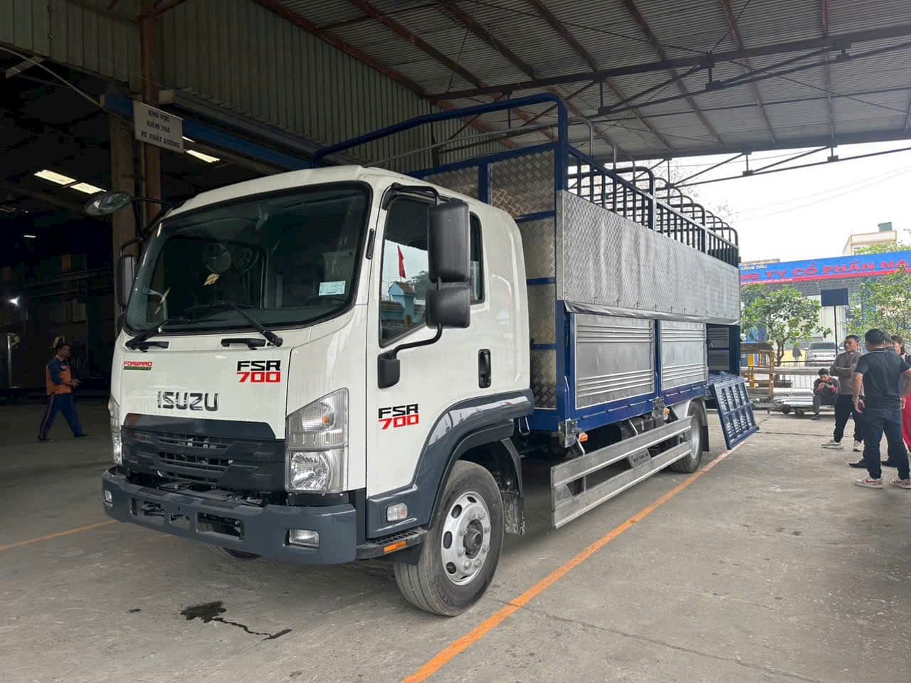 Xe tải Isuzu FSR 700 thùng bạt 7.7 tấn 2026 - Isuzu Thăng Long