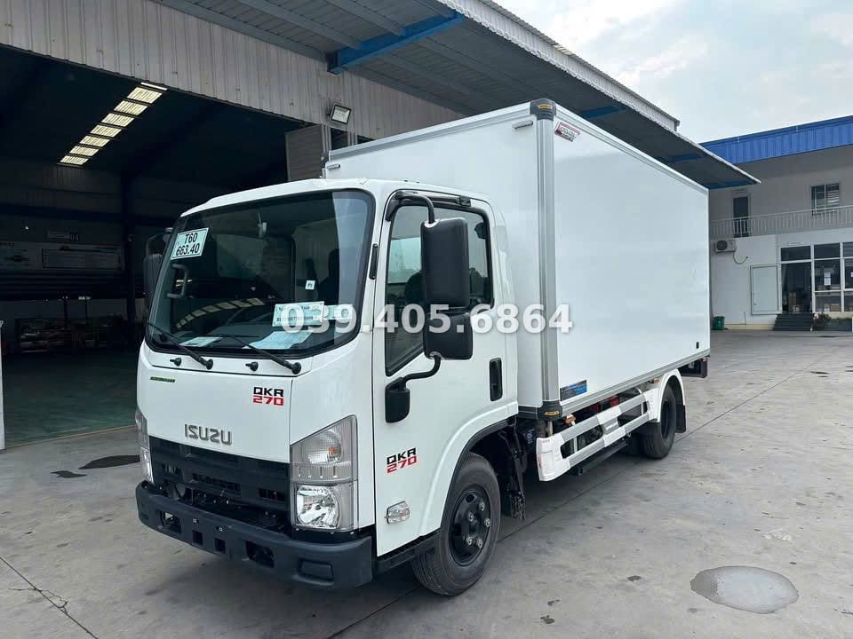 Tổng quan xe tải Isuzu QKR 270 thùng bảo ôn Quyền Auto đời mới 2026 nhìn từ góc xéo trước 45 độ