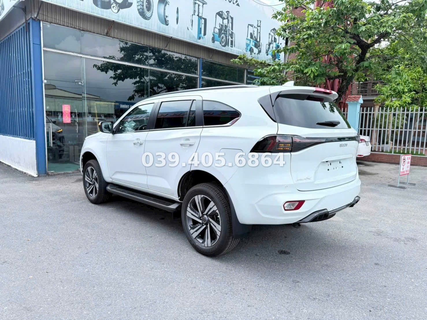 Cấu trúc đuôi xe bề thế sang trọng Isuzu mu-X Prestige nhìn từ góc xéo sau 45 độ