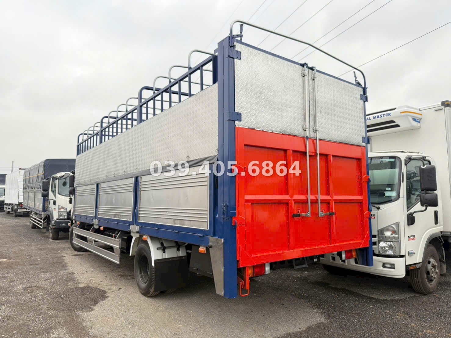 Cơ cấu bửng nâng hạ phía sau xe Isuzu FRR 650 thùng bạt nhìn từ góc xéo sau 45 độ